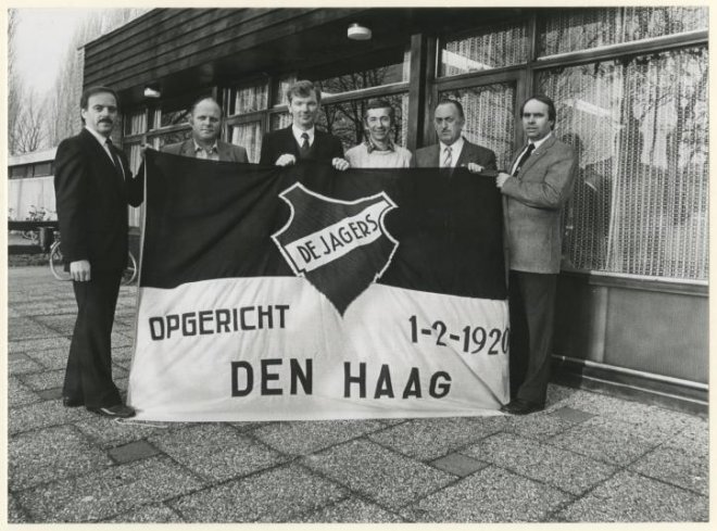 1985 Sportvereniging De Jagers, die 65 jaar bestaat, met het bestuur bij het clubhuis aan de Waalsdorperlaan te Wassenaar