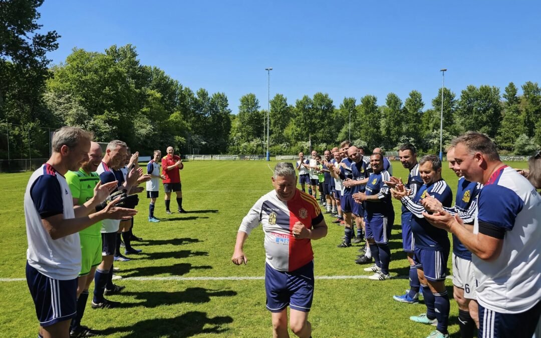 Mooi afscheid van clubicoon Dick Zwartepoorte